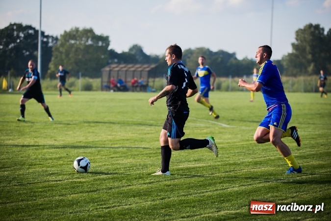 Zdjęcie w galerii na portalu naszraciborz.pl: Choć karnego nie strzelili, to Przyszłość punktów pozbawili. Dobry początek Borucina wiadomości z regionu