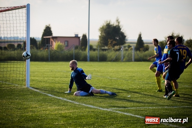 Zdjęcie w galerii na portalu naszraciborz.pl: Choć karnego nie strzelili, to Przyszłość punktów pozbawili. Dobry początek Borucina wiadomości z regionu