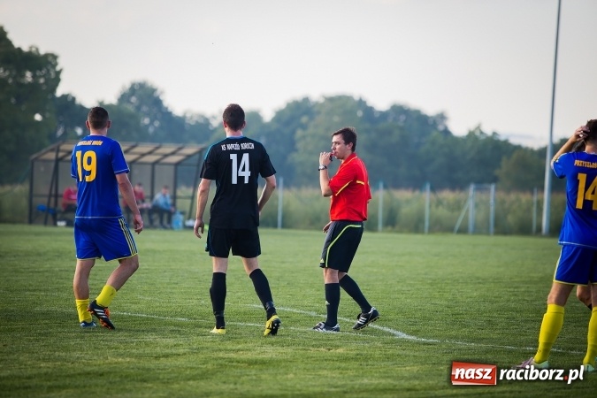 Zdjęcie w galerii na portalu naszraciborz.pl: Choć karnego nie strzelili, to Przyszłość punktów pozbawili. Dobry początek Borucina wiadomości z regionu