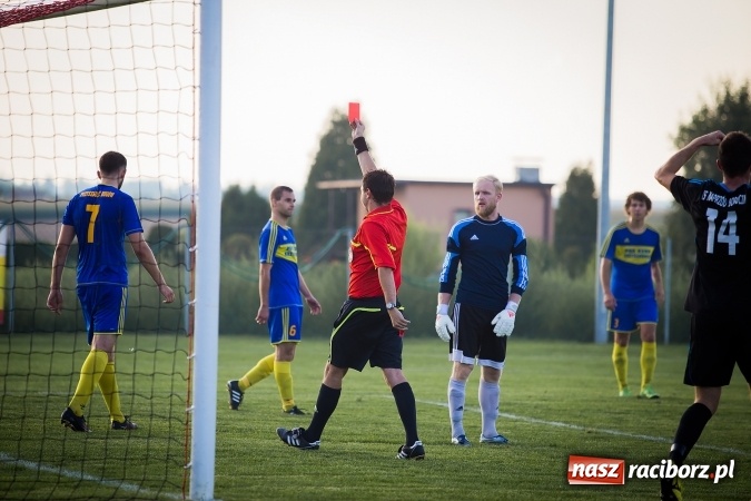 Zdjęcie w galerii na portalu naszraciborz.pl: Choć karnego nie strzelili, to Przyszłość punktów pozbawili. Dobry początek Borucina wiadomości z regionu