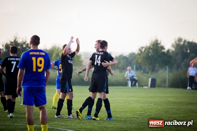 Zdjęcie w galerii na portalu naszraciborz.pl: Choć karnego nie strzelili, to Przyszłość punktów pozbawili. Dobry początek Borucina wiadomości z regionu