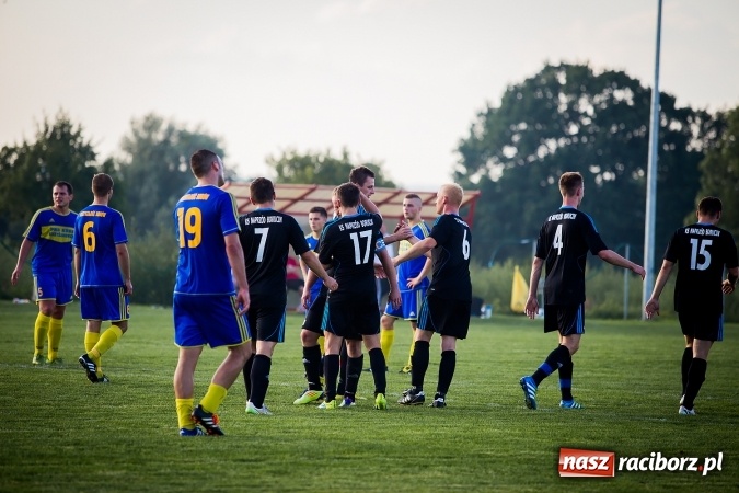 Zdjęcie w galerii na portalu naszraciborz.pl: Choć karnego nie strzelili, to Przyszłość punktów pozbawili. Dobry początek Borucina wiadomości z regionu