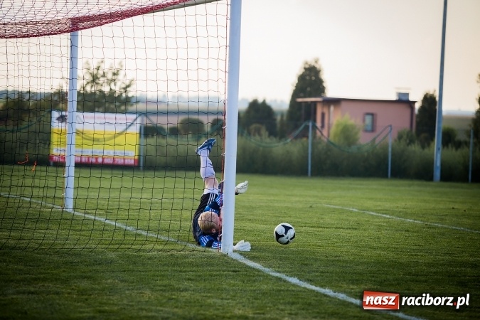Zdjęcie w galerii na portalu naszraciborz.pl: Choć karnego nie strzelili, to Przyszłość punktów pozbawili. Dobry początek Borucina wiadomości z regionu