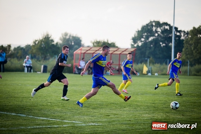 Zdjęcie w galerii na portalu naszraciborz.pl: Choć karnego nie strzelili, to Przyszłość punktów pozbawili. Dobry początek Borucina wiadomości z regionu