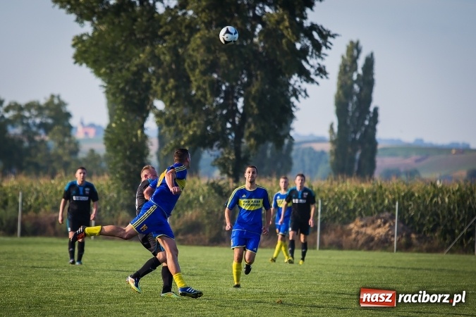 Zdjęcie w galerii na portalu naszraciborz.pl: Choć karnego nie strzelili, to Przyszłość punktów pozbawili. Dobry początek Borucina wiadomości z regionu