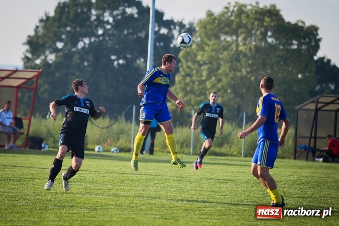 Zdjęcie w galerii na portalu naszraciborz.pl: Choć karnego nie strzelili, to Przyszłość punktów pozbawili. Dobry początek Borucina wiadomości z regionu