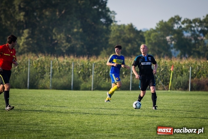 Zdjęcie w galerii na portalu naszraciborz.pl: Choć karnego nie strzelili, to Przyszłość punktów pozbawili. Dobry początek Borucina wiadomości z regionu