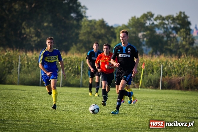 Zdjęcie w galerii na portalu naszraciborz.pl: Choć karnego nie strzelili, to Przyszłość punktów pozbawili. Dobry początek Borucina wiadomości z regionu
