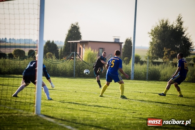 Zdjęcie w galerii na portalu naszraciborz.pl: Choć karnego nie strzelili, to Przyszłość punktów pozbawili. Dobry początek Borucina wiadomości z regionu