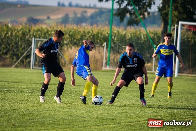 Zdjęcie w galerii na portalu naszraciborz.pl: Choć karnego nie strzelili, to Przyszłość punktów pozbawili. Dobry początek Borucina wiadomości z regionu