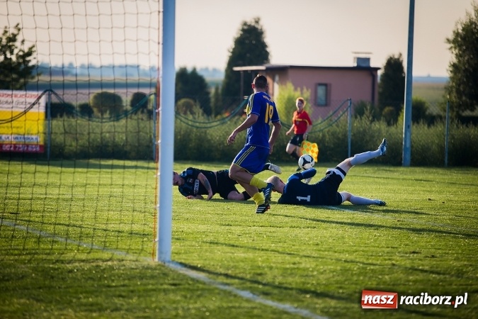 Zdjęcie w galerii na portalu naszraciborz.pl: Choć karnego nie strzelili, to Przyszłość punktów pozbawili. Dobry początek Borucina wiadomości z regionu