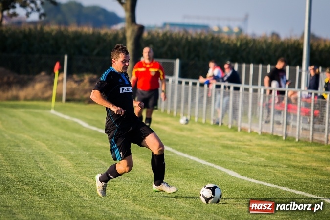 Zdjęcie w galerii na portalu naszraciborz.pl: Choć karnego nie strzelili, to Przyszłość punktów pozbawili. Dobry początek Borucina wiadomości z regionu