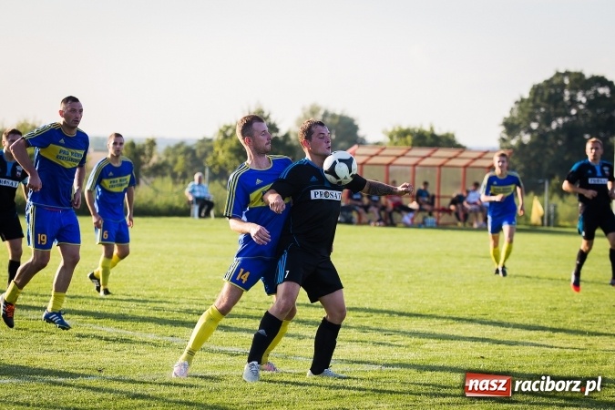 Zdjęcie w galerii na portalu naszraciborz.pl: Choć karnego nie strzelili, to Przyszłość punktów pozbawili. Dobry początek Borucina wiadomości z regionu
