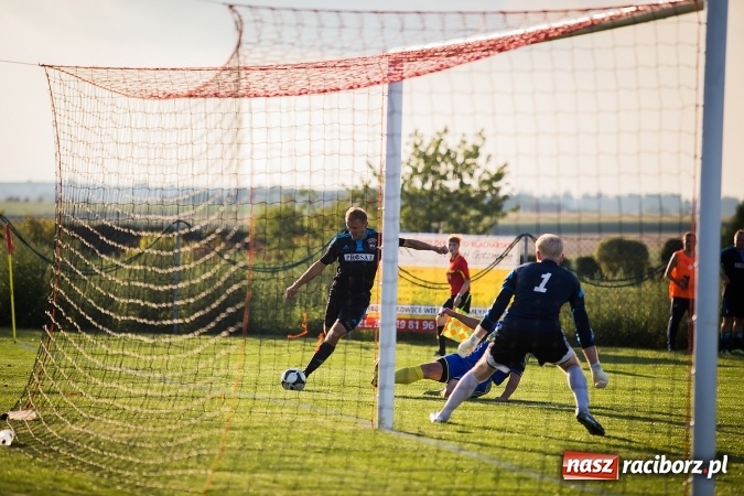 Zdjęcie w galerii na portalu naszraciborz.pl: Choć karnego nie strzelili, to Przyszłość punktów pozbawili. Dobry początek Borucina wiadomości z regionu
