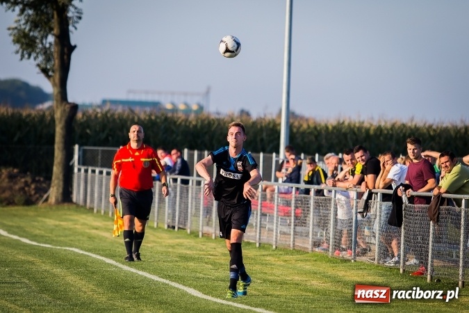 Zdjęcie w galerii na portalu naszraciborz.pl: Choć karnego nie strzelili, to Przyszłość punktów pozbawili. Dobry początek Borucina wiadomości z regionu