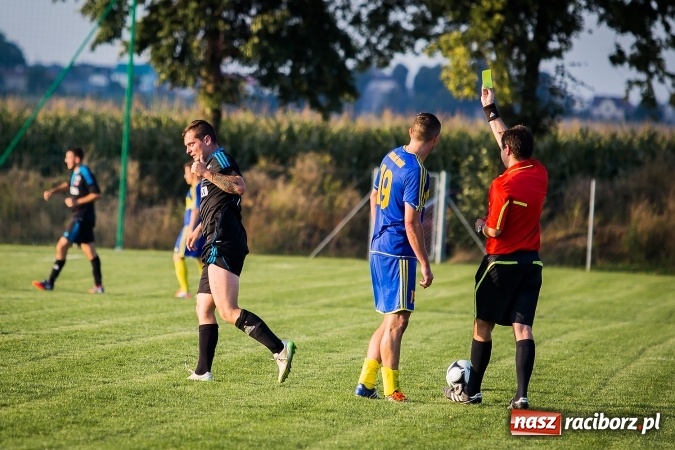 Zdjęcie w galerii na portalu naszraciborz.pl: Choć karnego nie strzelili, to Przyszłość punktów pozbawili. Dobry początek Borucina wiadomości z regionu
