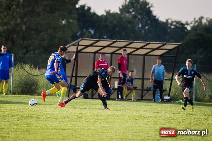 Zdjęcie w galerii na portalu naszraciborz.pl: Choć karnego nie strzelili, to Przyszłość punktów pozbawili. Dobry początek Borucina wiadomości z regionu