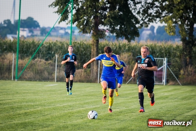 Zdjęcie w galerii na portalu naszraciborz.pl: Choć karnego nie strzelili, to Przyszłość punktów pozbawili. Dobry początek Borucina wiadomości z regionu