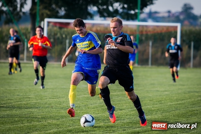 Zdjęcie w galerii na portalu naszraciborz.pl: Choć karnego nie strzelili, to Przyszłość punktów pozbawili. Dobry początek Borucina wiadomości z regionu