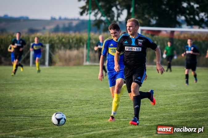 Zdjęcie w galerii na portalu naszraciborz.pl: Choć karnego nie strzelili, to Przyszłość punktów pozbawili. Dobry początek Borucina wiadomości z regionu