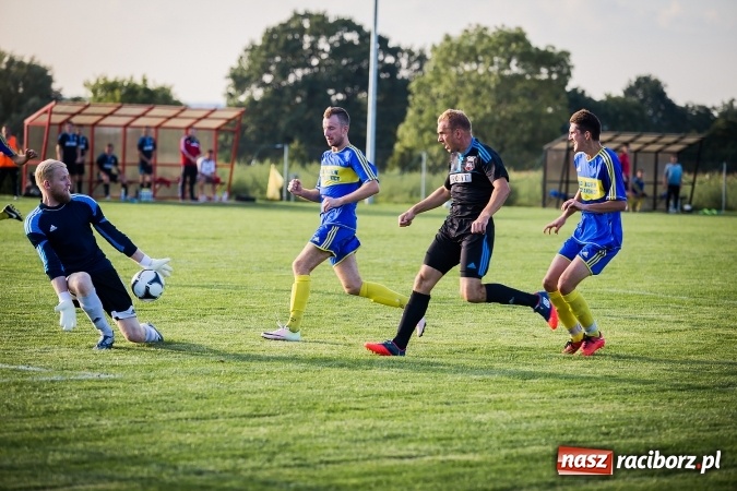 Zdjęcie w galerii na portalu naszraciborz.pl: Choć karnego nie strzelili, to Przyszłość punktów pozbawili. Dobry początek Borucina wiadomości z regionu