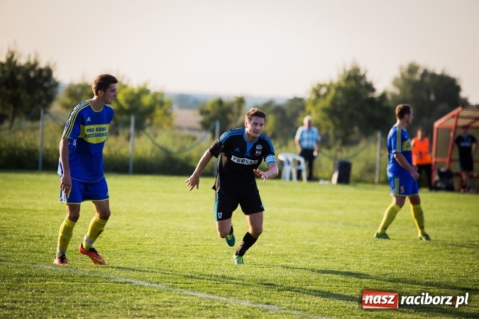 Zdjęcie w galerii na portalu naszraciborz.pl: Choć karnego nie strzelili, to Przyszłość punktów pozbawili. Dobry początek Borucina wiadomości z regionu