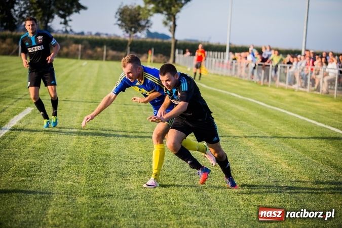 Zdjęcie w galerii na portalu naszraciborz.pl: Choć karnego nie strzelili, to Przyszłość punktów pozbawili. Dobry początek Borucina wiadomości z regionu