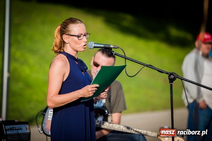 Zdjęcie w galerii na portalu naszraciborz.pl: Poezja śpiewana i szanty zabrzmiały na przystani wiadomości z regionu