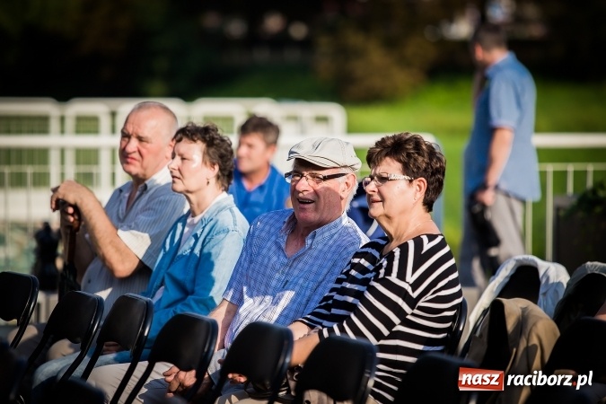 Zdjęcie w galerii na portalu naszraciborz.pl: Poezja śpiewana i szanty zabrzmiały na przystani wiadomości z regionu