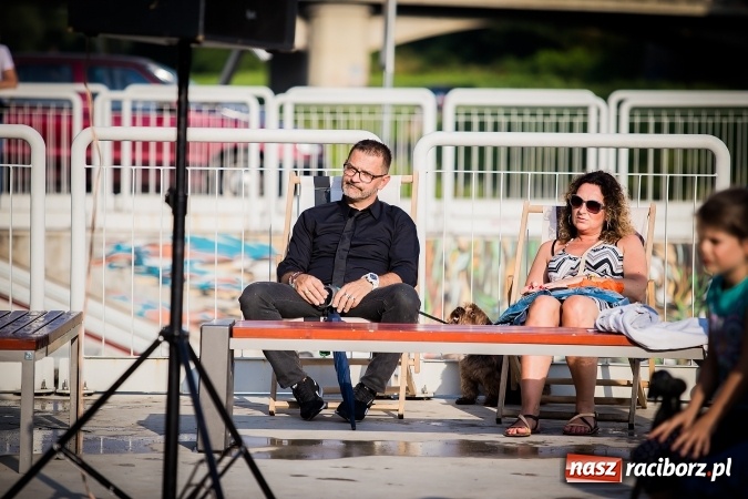 Zdjęcie w galerii na portalu naszraciborz.pl: Poezja śpiewana i szanty zabrzmiały na przystani wiadomości z regionu