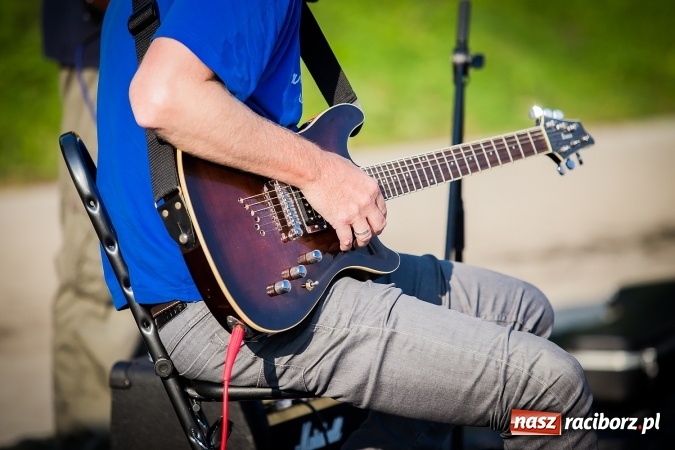 Zdjęcie w galerii na portalu naszraciborz.pl: Poezja śpiewana i szanty zabrzmiały na przystani wiadomości z regionu