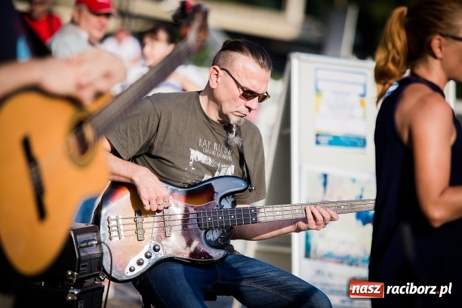 Zdjęcie w galerii na portalu naszraciborz.pl: Poezja śpiewana i szanty zabrzmiały na przystani wiadomości z regionu