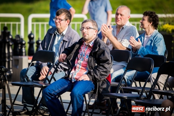 Zdjęcie w galerii na portalu naszraciborz.pl: Poezja śpiewana i szanty zabrzmiały na przystani wiadomości z regionu