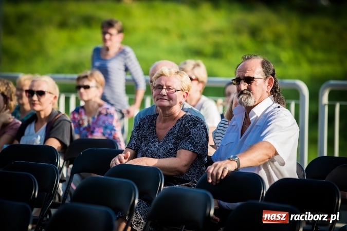 Zdjęcie w galerii na portalu naszraciborz.pl: Poezja śpiewana i szanty zabrzmiały na przystani wiadomości z regionu