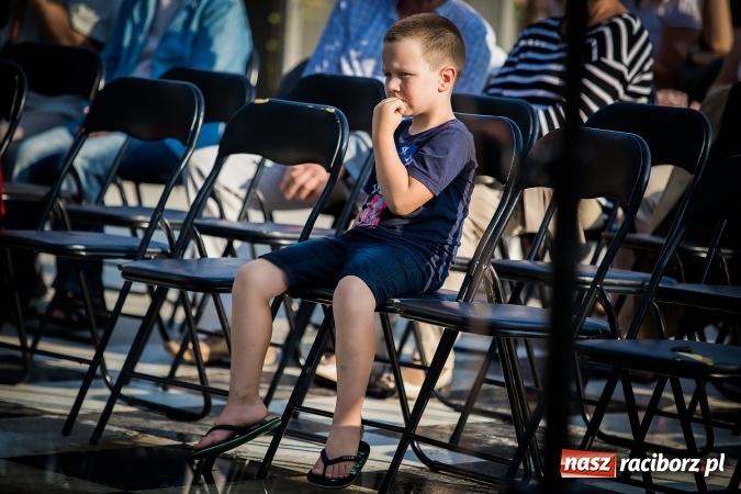 Zdjęcie w galerii na portalu naszraciborz.pl: Poezja śpiewana i szanty zabrzmiały na przystani wiadomości z regionu
