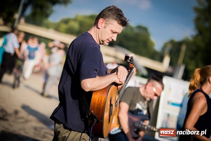 Zdjęcie w galerii na portalu naszraciborz.pl: Poezja śpiewana i szanty zabrzmiały na przystani wiadomości z regionu