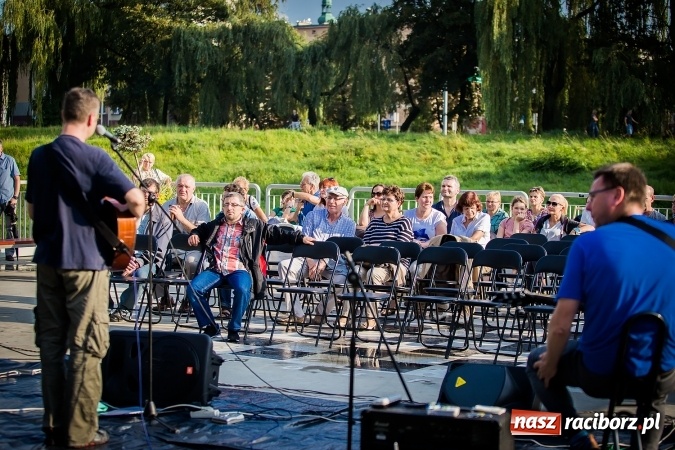 Zdjęcie w galerii na portalu naszraciborz.pl: Poezja śpiewana i szanty zabrzmiały na przystani wiadomości z regionu