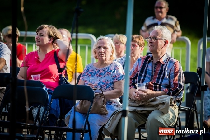 Zdjęcie w galerii na portalu naszraciborz.pl: Poezja śpiewana i szanty zabrzmiały na przystani wiadomości z regionu