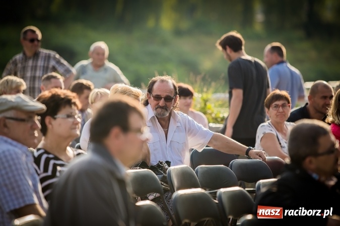 Zdjęcie w galerii na portalu naszraciborz.pl: Poezja śpiewana i szanty zabrzmiały na przystani wiadomości z regionu