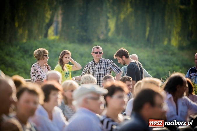 Zdjęcie w galerii na portalu naszraciborz.pl: Poezja śpiewana i szanty zabrzmiały na przystani wiadomości z regionu