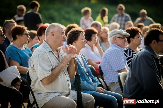Zdjęcie w galerii na portalu naszraciborz.pl: Poezja śpiewana i szanty zabrzmiały na przystani wiadomości z regionu