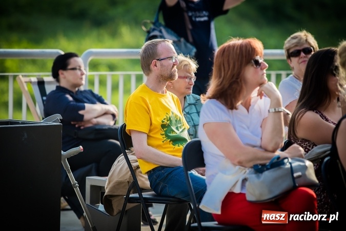 Zdjęcie w galerii na portalu naszraciborz.pl: Poezja śpiewana i szanty zabrzmiały na przystani wiadomości z regionu