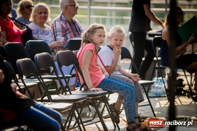 Zdjęcie w galerii na portalu naszraciborz.pl: Poezja śpiewana i szanty zabrzmiały na przystani wiadomości z regionu