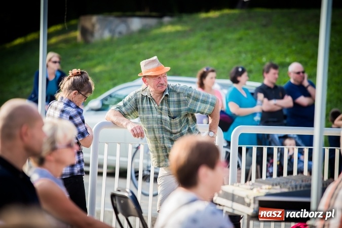 Zdjęcie w galerii na portalu naszraciborz.pl: Poezja śpiewana i szanty zabrzmiały na przystani wiadomości z regionu