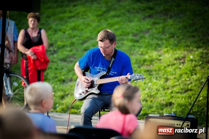 Zdjęcie w galerii na portalu naszraciborz.pl: Poezja śpiewana i szanty zabrzmiały na przystani wiadomości z regionu