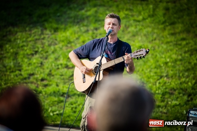 Zdjęcie w galerii na portalu naszraciborz.pl: Poezja śpiewana i szanty zabrzmiały na przystani wiadomości z regionu
