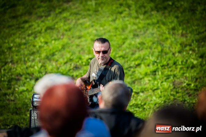Zdjęcie w galerii na portalu naszraciborz.pl: Poezja śpiewana i szanty zabrzmiały na przystani wiadomości z regionu