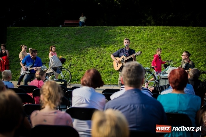 Zdjęcie w galerii na portalu naszraciborz.pl: Poezja śpiewana i szanty zabrzmiały na przystani wiadomości z regionu