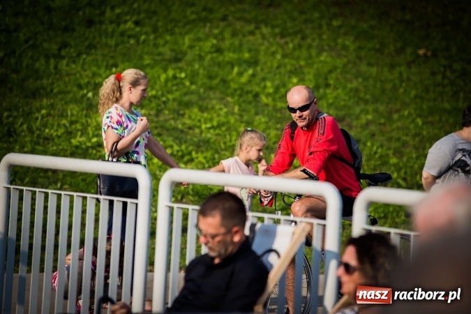 Zdjęcie w galerii na portalu naszraciborz.pl: Poezja śpiewana i szanty zabrzmiały na przystani wiadomości z regionu