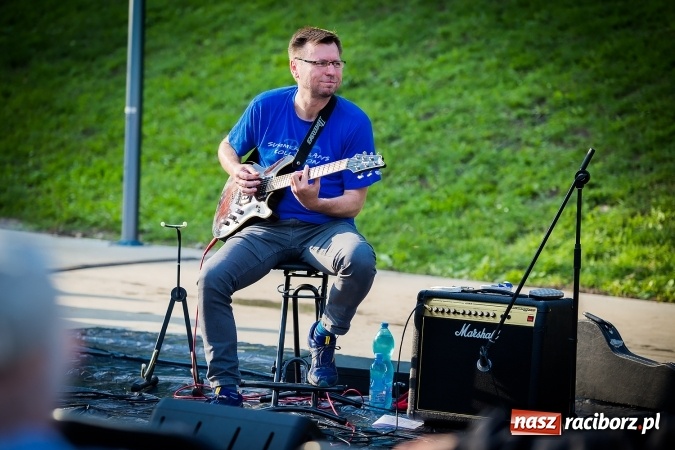 Zdjęcie w galerii na portalu naszraciborz.pl: Poezja śpiewana i szanty zabrzmiały na przystani wiadomości z regionu